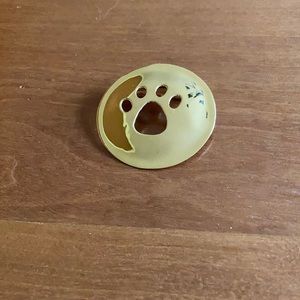 Cat’s paw brooch pin